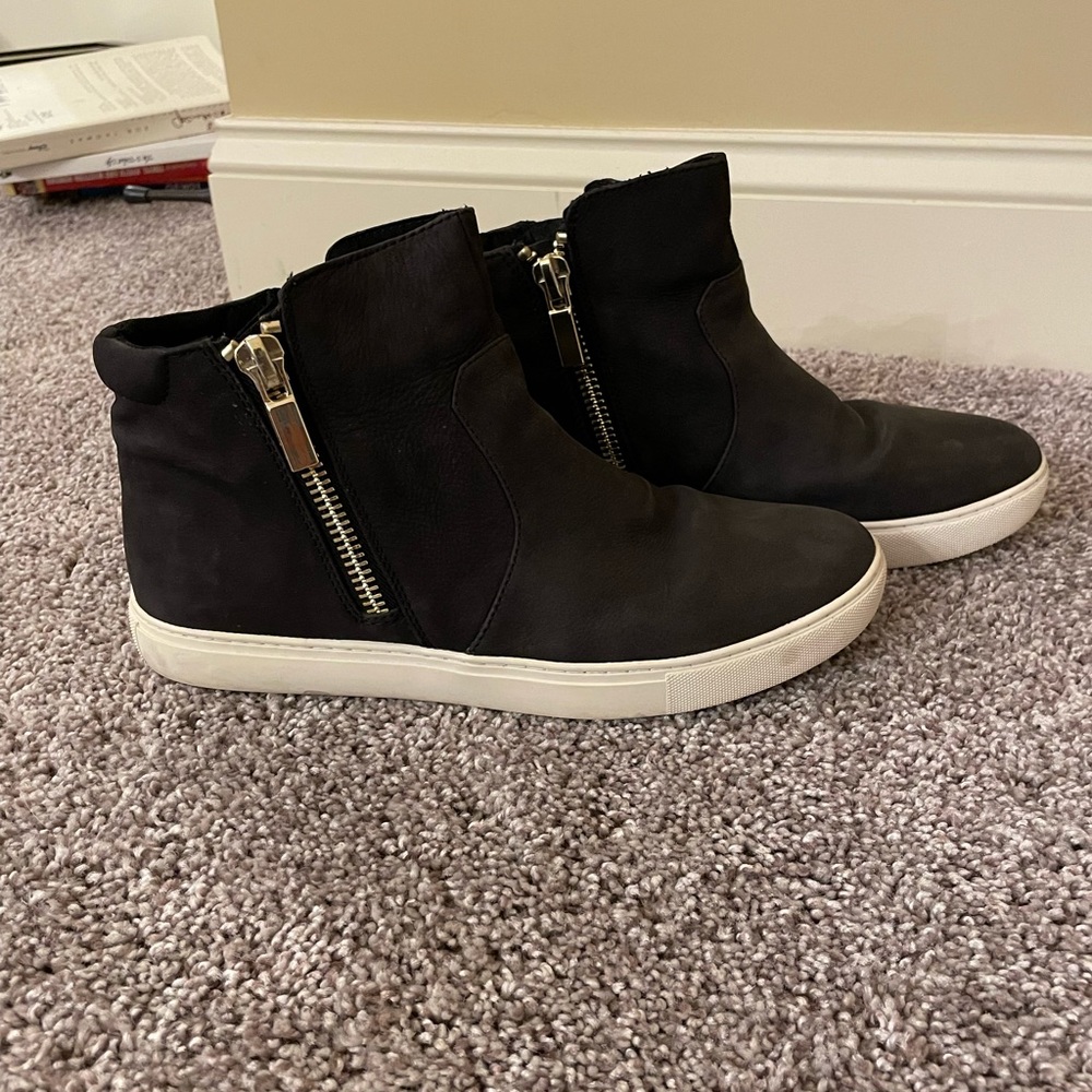 Kenneth Cole black zip up ankle boots. Size 9.5